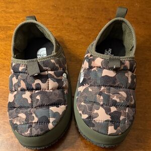 The North Face Kids' Camo Slippers - Brown and Black